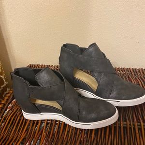 BLACK WEDGE SNEAKERS